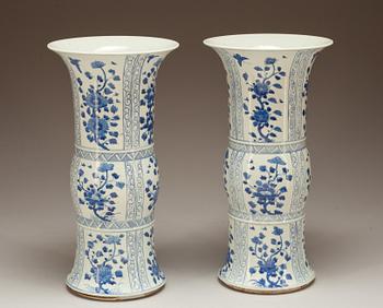 VASER, ett par, porslin. Kina 1800-tal.