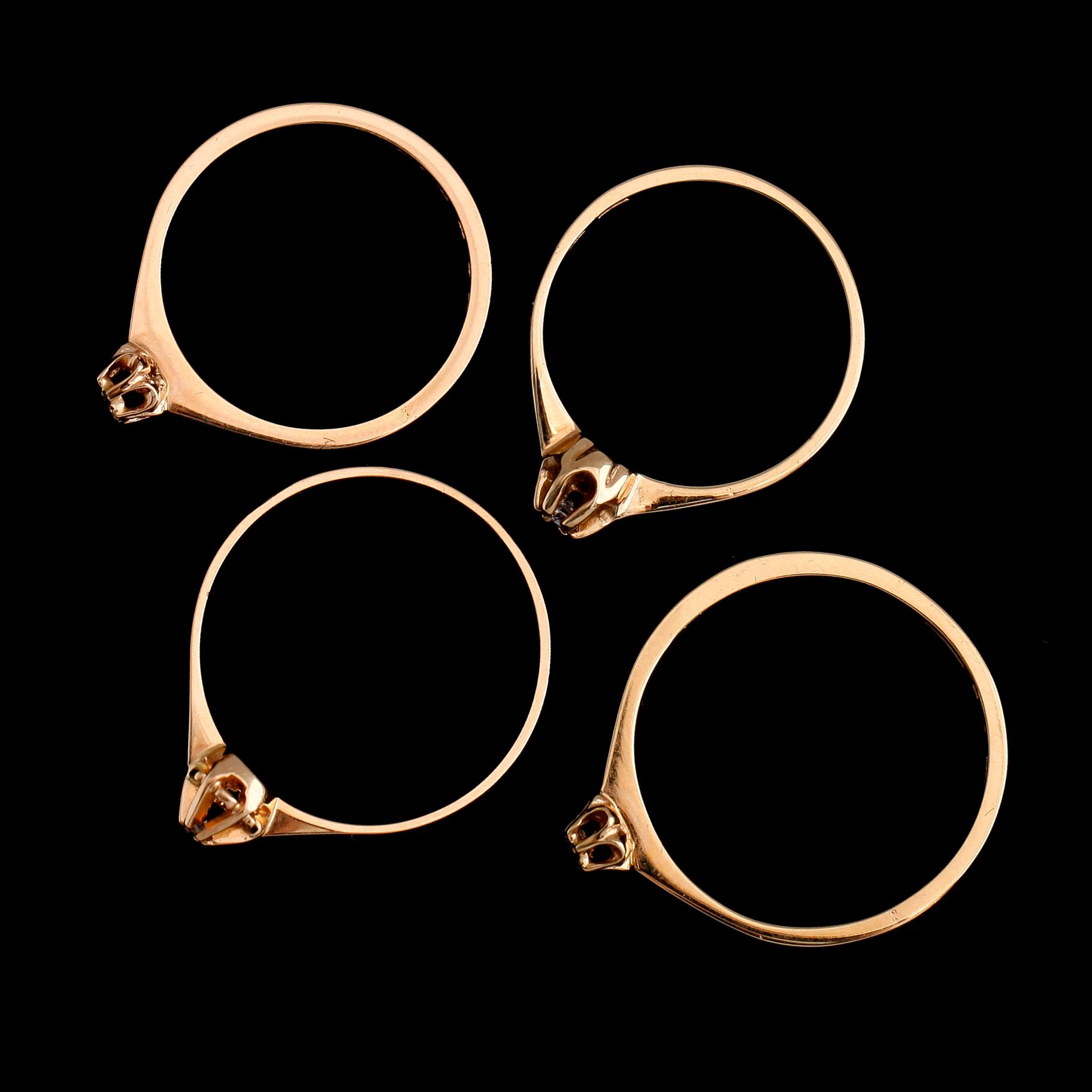 RINGAR, 4 st, 18 k guld med briljantslipade diamanter, 1900-talets andra hälft. Vikt ca 4 gram.