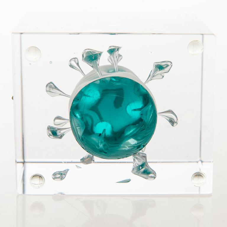 OIVA TOIKKA, AN ANNUAL CUBE, glass, signed Oiva Toikka Nuutajärvi marked 117.