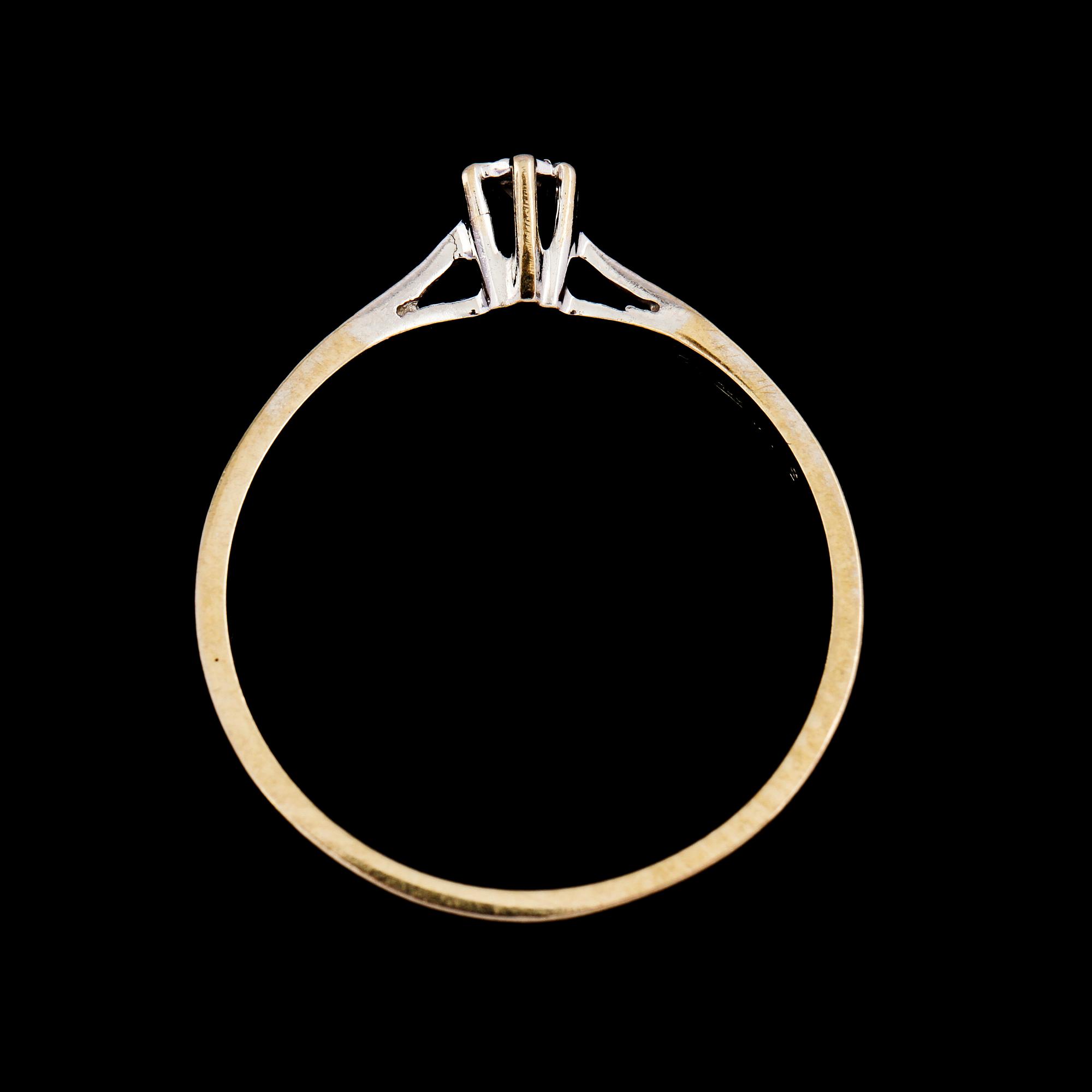 RING, 18K vitguld med briljantslipad diamant 0.025 ct, kattfotstämplad. Vikt 1,6 g.