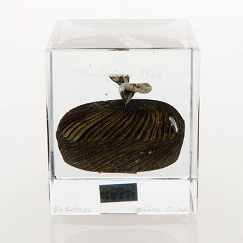 OIVA TOIKKA, A glass cube signed Oiva Toikka Nuutajärvi 1980 and numbered 847/1000.
