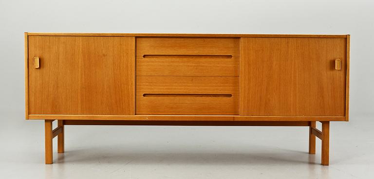 SIDEBOARD, "Arild", Nils Jonsson för Troeds, Bjärnum, 1900-talets tredje kvartal.