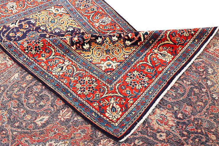 A Mahal carpet, a. 321 x 202 cm.