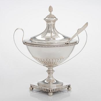 Sockerskål och sockersked, silver, Gustaviansk stil, GAB, Stockholm 1918 och Erik Linderoth, Motala 1915.