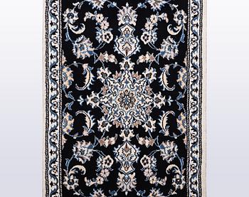 Gallerimatta, Nain, part silk, ca 300 x 77 cm.