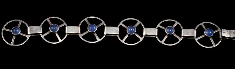 ARMLÄNK, silver med 6 cabochonslipade kalcedoner, Sven-Erik Högberg, Göteborg, 1959. Vikt 34 g.