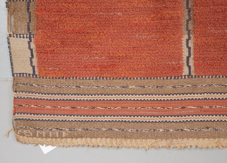 CARPET. "Rutig röd halvflossa". Knotted pile in relief. 512,3 x 413,5 cm. Signed AB MMF.
