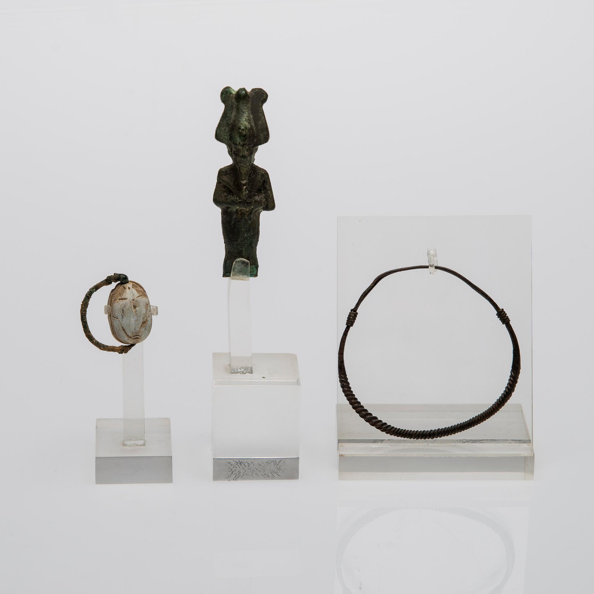 GUDOM, SKARABÉ och ARMBAND,  sannolikt sentid, 664-331 f Kr.