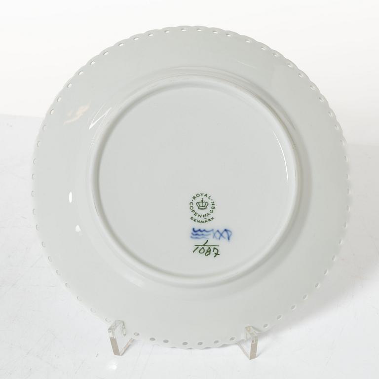 Royal Copenhagen service 49 pieces "Musselmalet", fully decorated in blue.