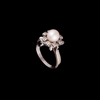 RING, 18K vitguld, pärla, diamanter. vikt ca 4,7 g.