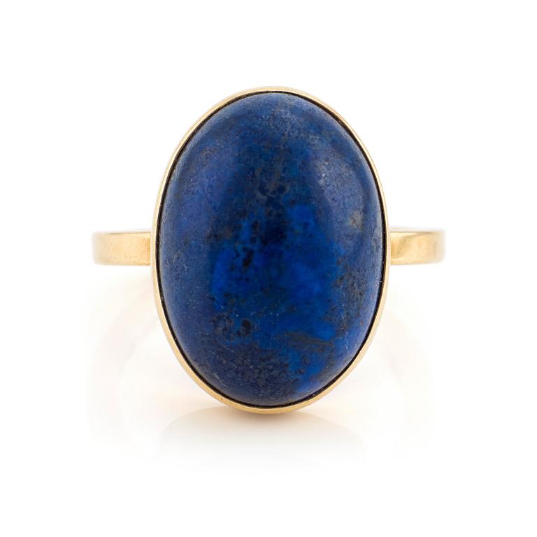 Wiwen Nilsson, an 18K gold ring with cabochon-cut lapis lazuli, Lund 1952.