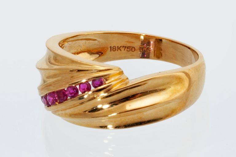 RING 18K gold with rubies, size 53.
