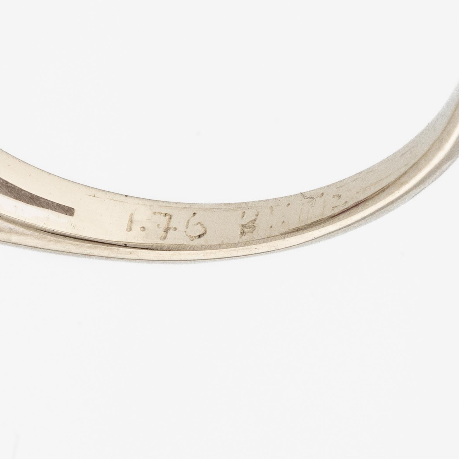 Ring 18K vitguld med en rubin samt briljant- och baguettslipade diamanter.