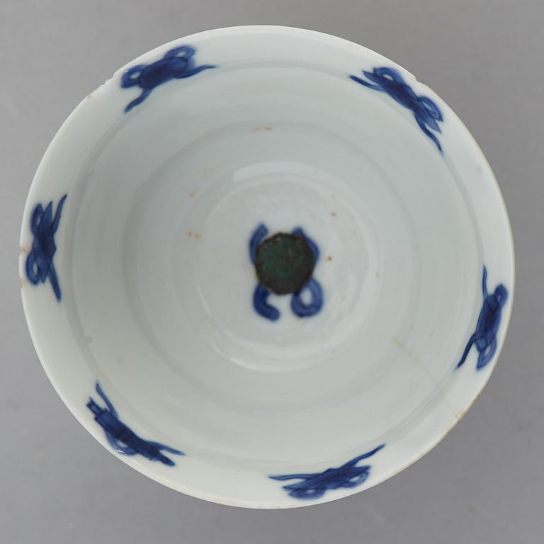 KOPP, porslin, med senare silversockel. Qingdynastin, Kangxi (1662-1722), samt Holland, 1844.