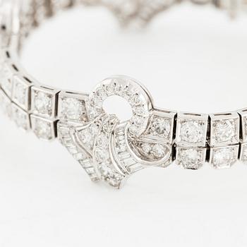 Armband platina med runda briljant, åttkant- och baguetteslipade diamanter, Gübelin.