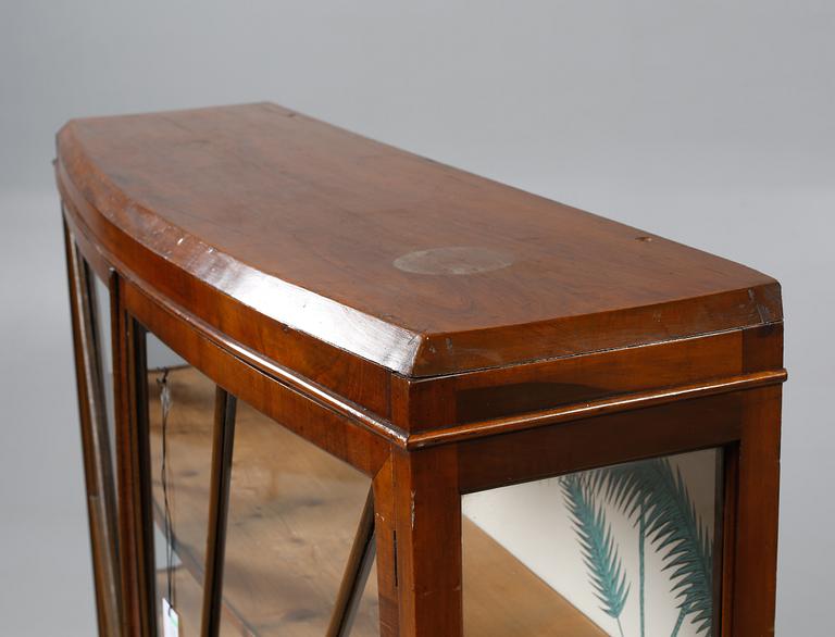 VITRINSKÅP, 1900-talets första hälft.