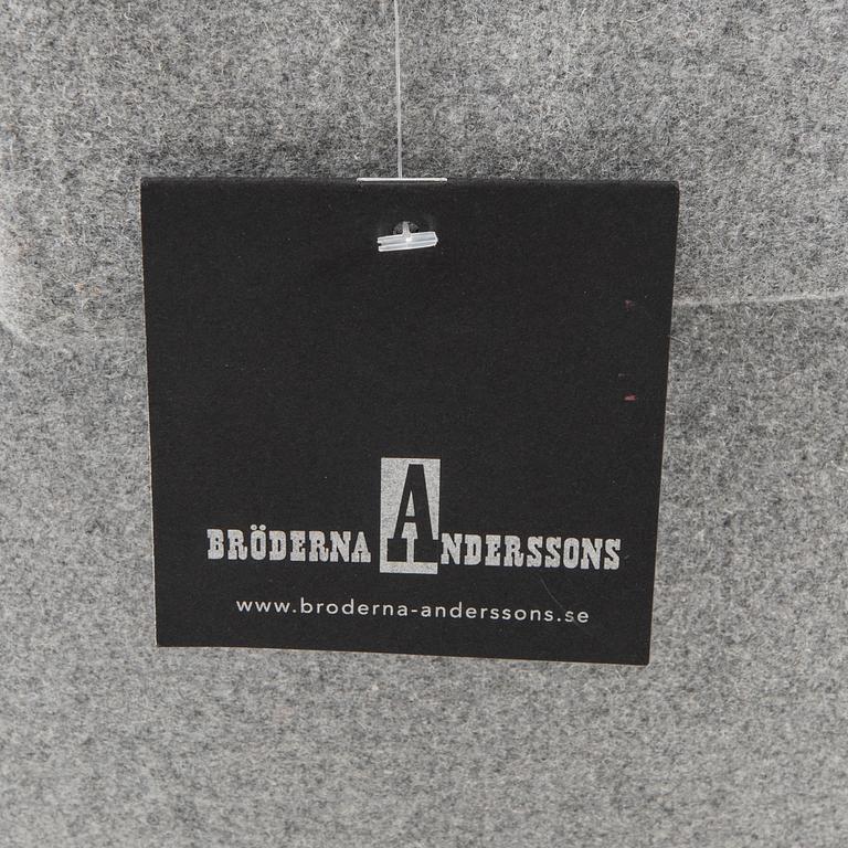 Fåtölj med fotpall "Statys" Bröderna Andersson Riise möbler 2000-tal.