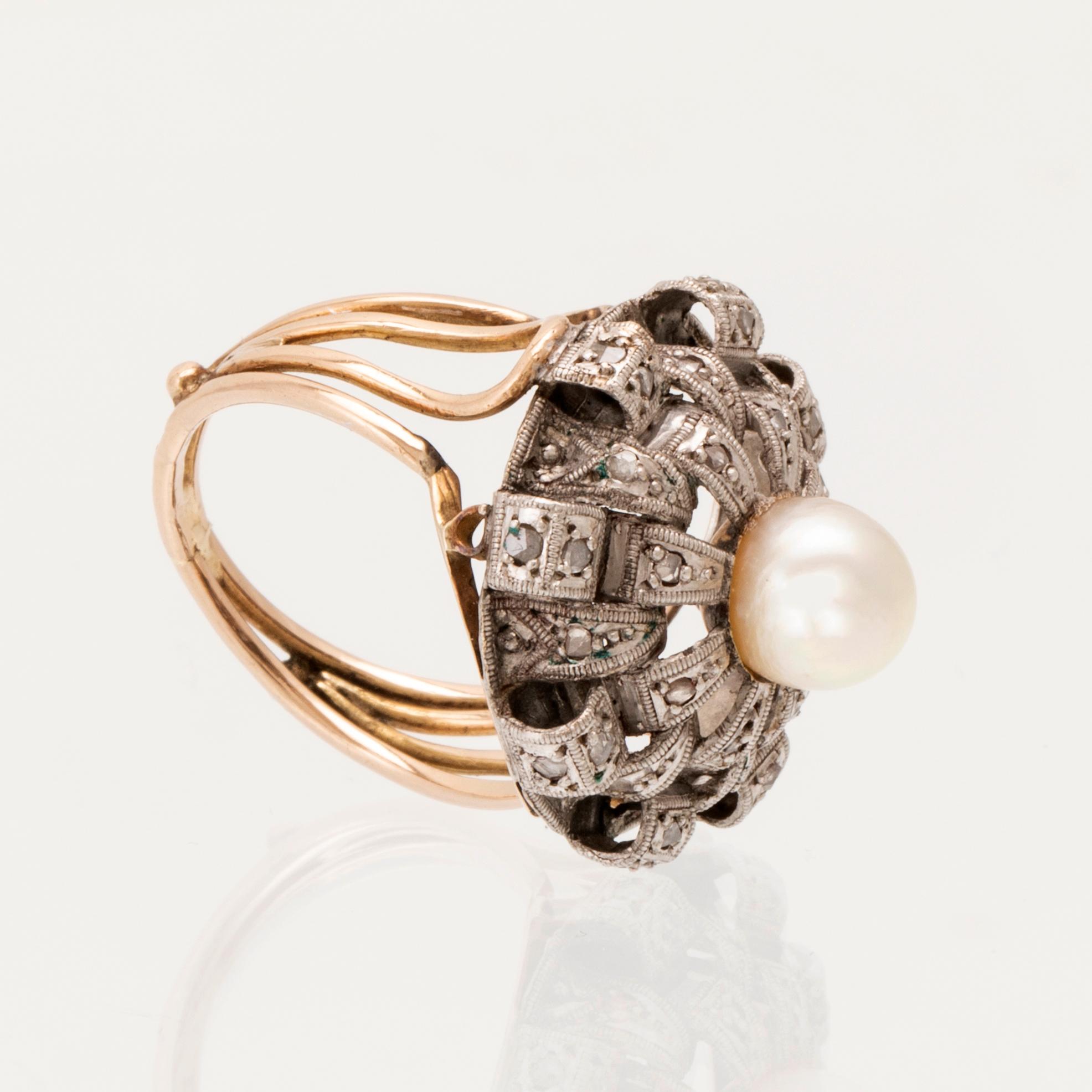 Ring med en odlad pärla samt rosenslipade diamanter.