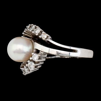 RING, 18K vitguld, briljantslipade diamanter 0.63 ct enligt gravyr och odlad pärla. Total vikt ca 9 g.