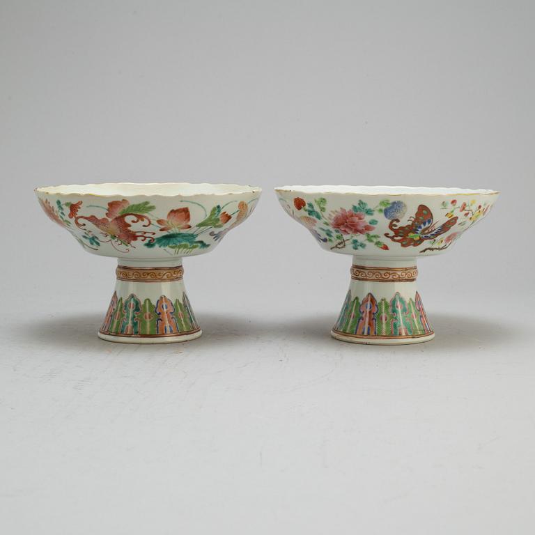 A pair of famille rose footed dishes, Qing dynasty, Canton, 19th century.