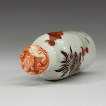 A porcelain snuff bottle, Qing dynasty, Guangxu six-character red mark and of the period (1875-1908).