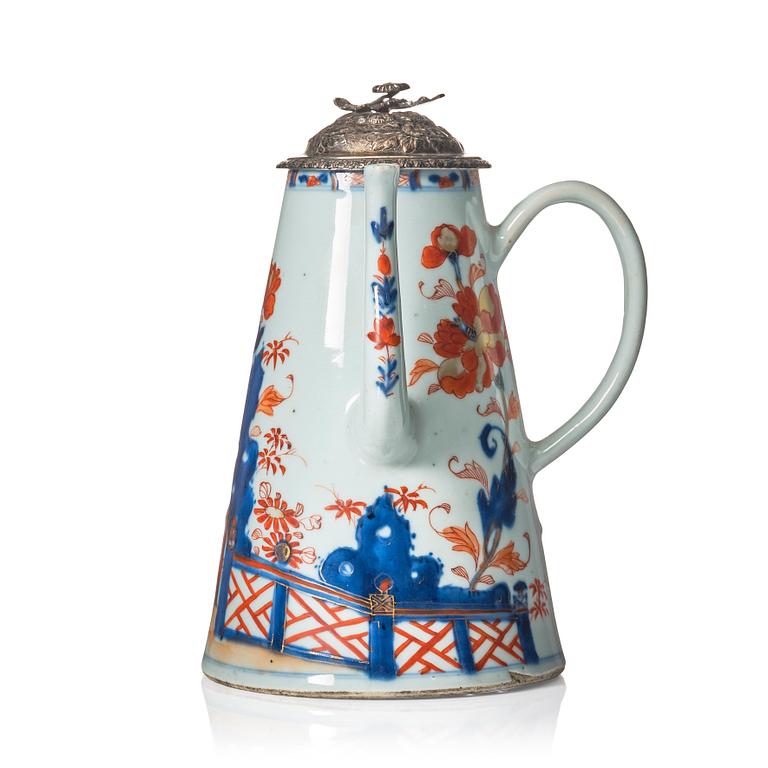 Kaffekanna, porslin. Qingdynastin, tidigt 1700-tal.