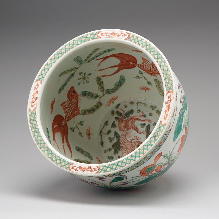 FISKBASSÄNG, porslin. Sen Qingdynasti, 1800-tal.