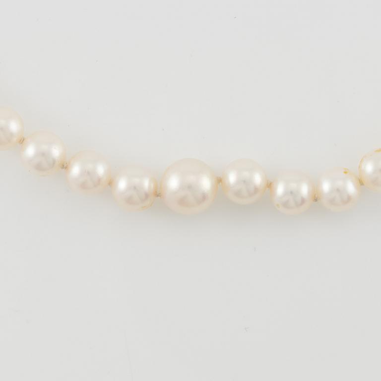 Necklace with graduated cultured pearls, clasp 18K gold.