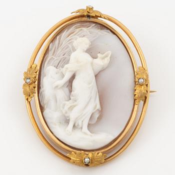 Brooch/pendant 18K gold with shell cameo and pearls.