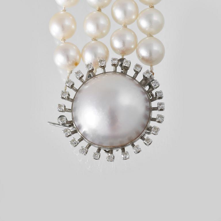 COLLIER, odlade pärlor med lås i 18K vitguld med åttkantslipade diamanter samt mabépärla, S Karlsson Stockholm, 1967.