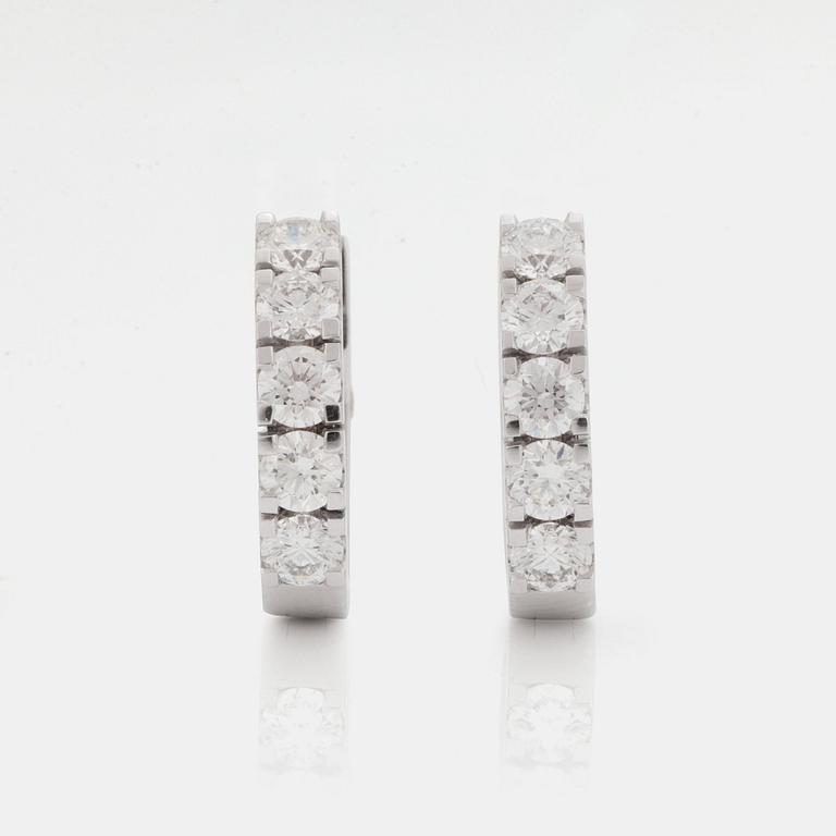 ÖRHÄNGEN med briljantslipade diamanter.