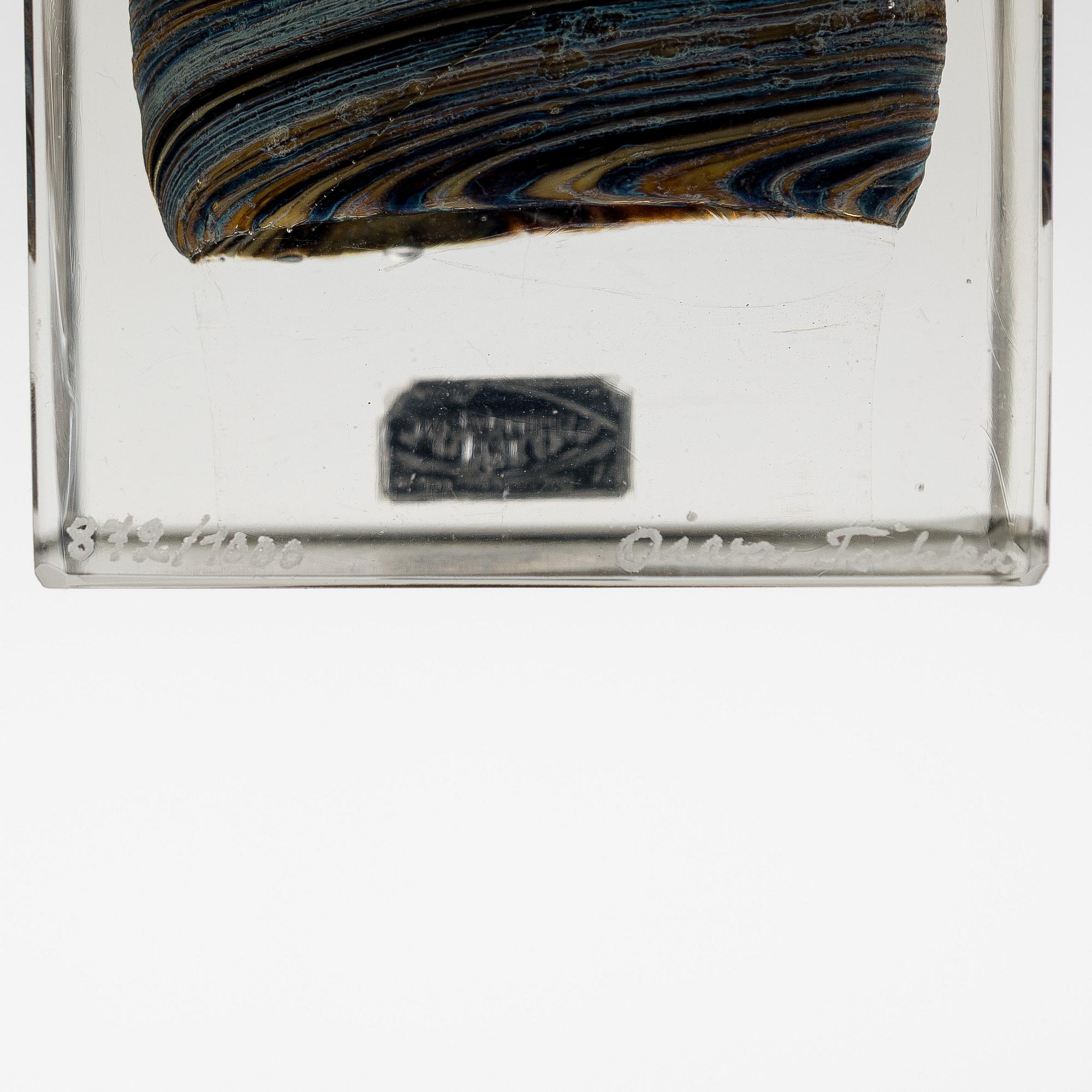 Oiva Toikka, an annual glass cube, signed Oiva Toikka Nuutajärvi 1980 and numbered 872/1000.