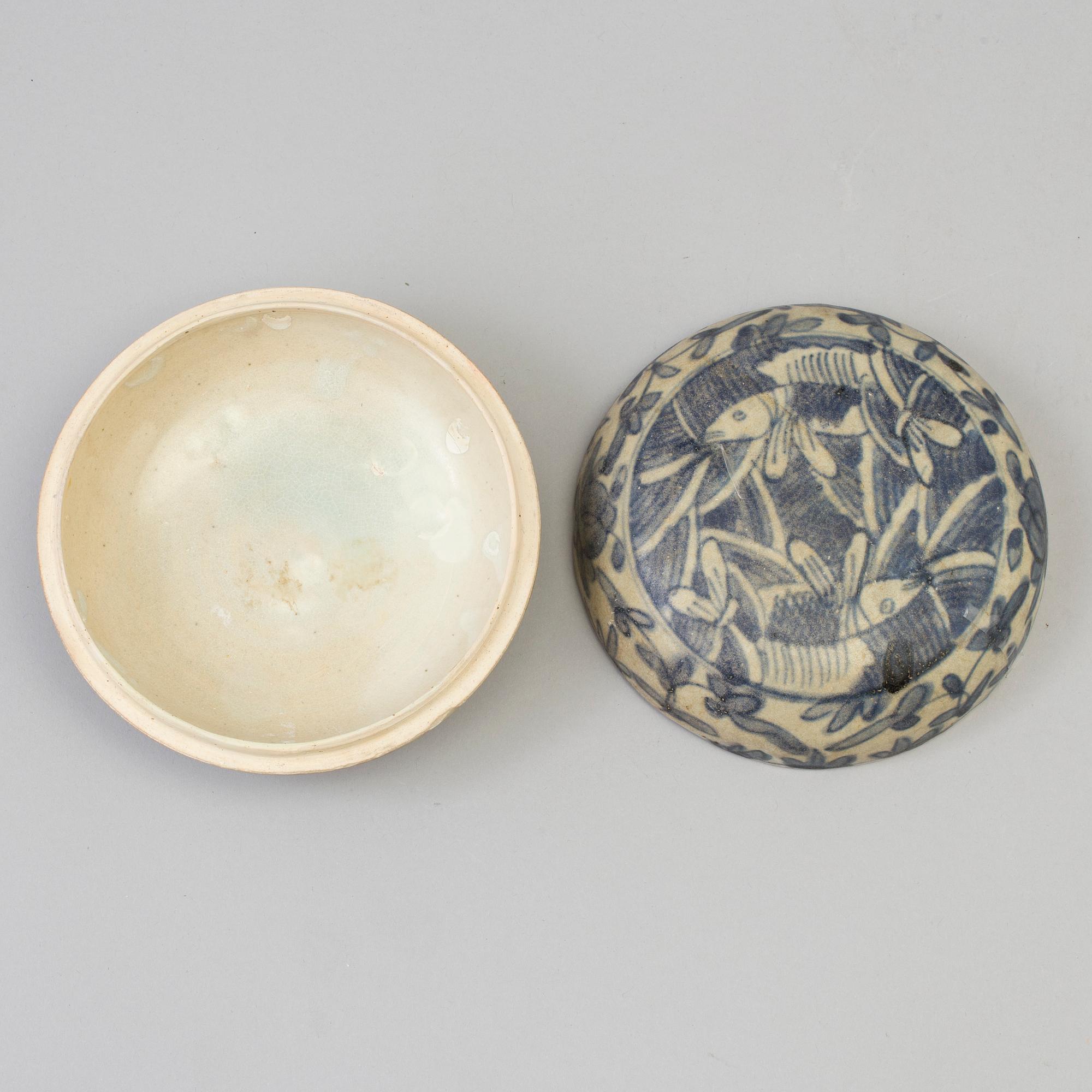 A blue and white box with cover, Ming dynasty (1368-1644).