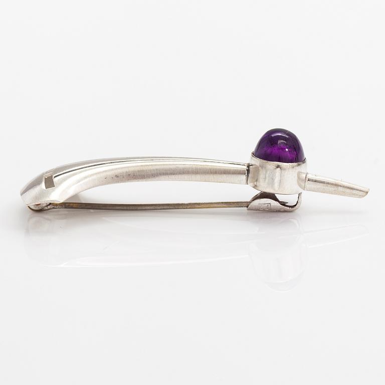 Elis Kauppi, A silver brooch with an amethyst. Kupittaan kulta, Turku 1959.