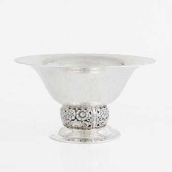 Skål på fot, silver, svensk importstämpel, 1900-talets första hälft.