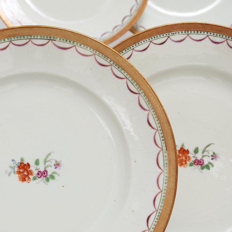 An export porcelain famille rose dinner service, Qing dynasty, Qianlong (1736-1795). (24 pieces).