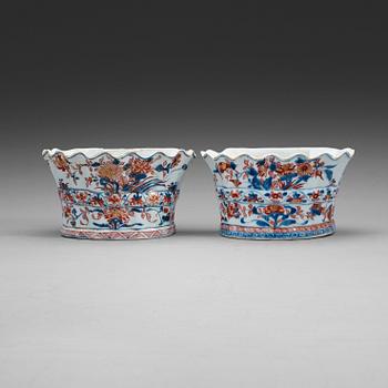 260. Two imari wall-vases, Qing dynasty, Kangxi (1662-1722).