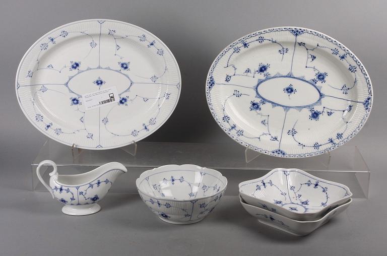 MAT- OCH KAFFESERVIS, 83 delar, porslin, "Musselmalet", mest räfflad, Royal Copenhagen.