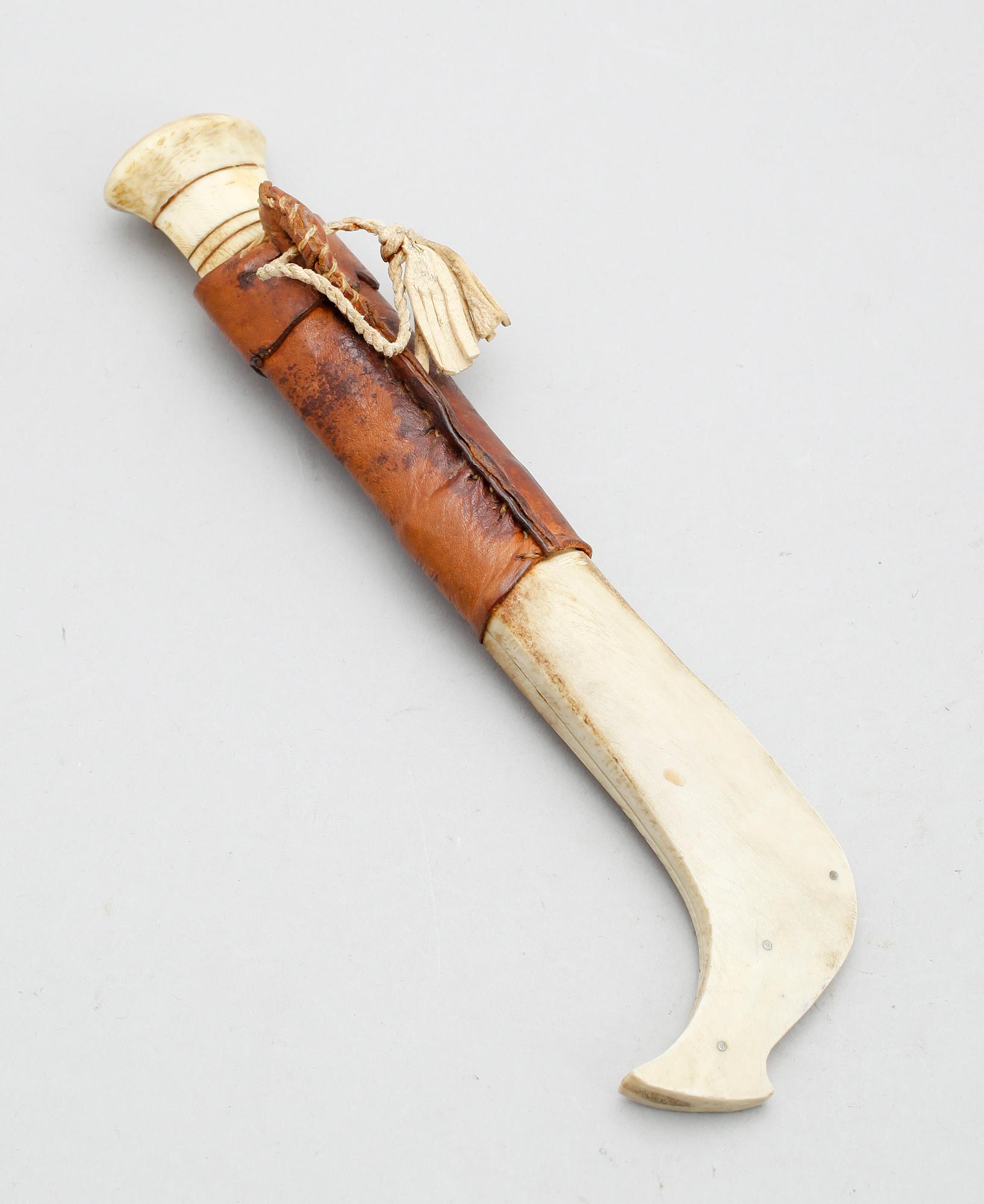 SAMEKNIV, ben och läder, 1900-talets första hälft.