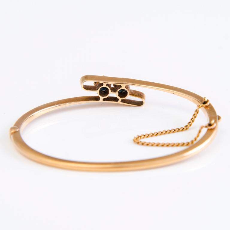 ARMRING, 14K guld med två safirer, stämplad på kyrilliska Bok, S:t Petersburg, sent 1800-tal.