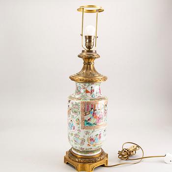 A Chinese porcelain and metal table lamp around 1900.