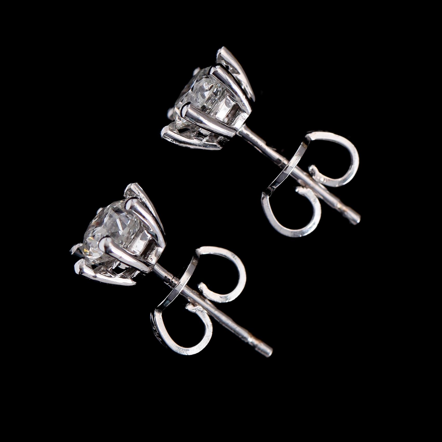 ÖRHÄNGEN, 1 par, 18K vitguld, solitära briljantslipade diamanter tot ca 1.10 ct.