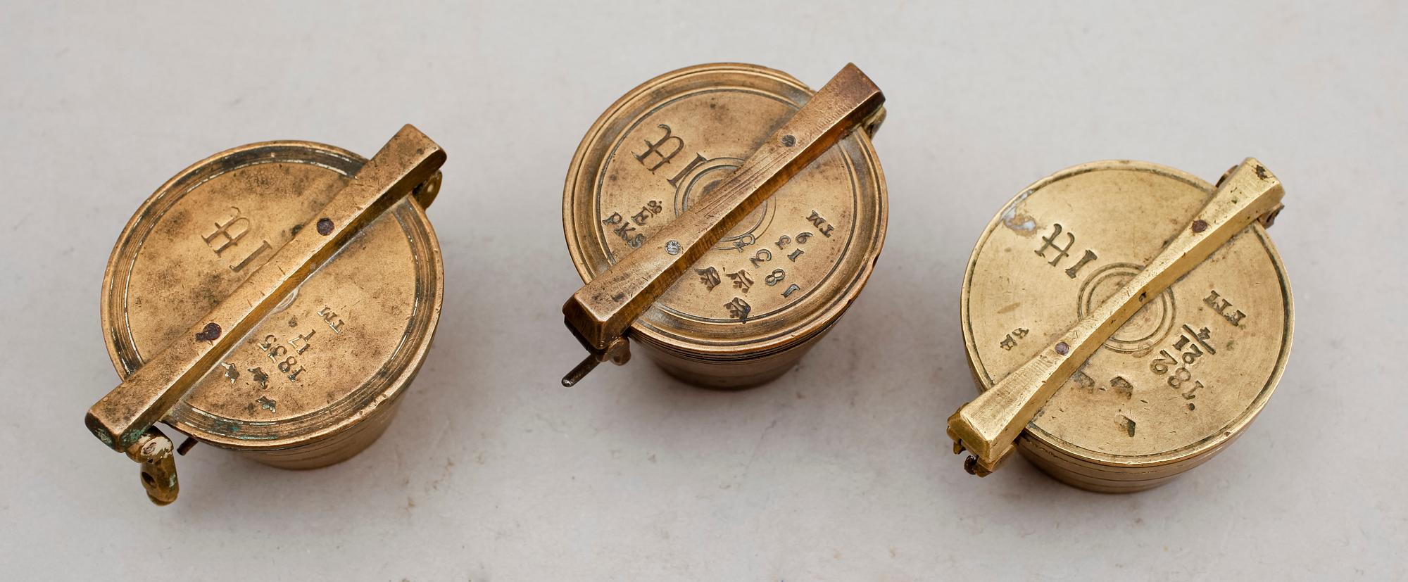 MÅTTSATSER, 2 st, mässing, 1826 och 1833.