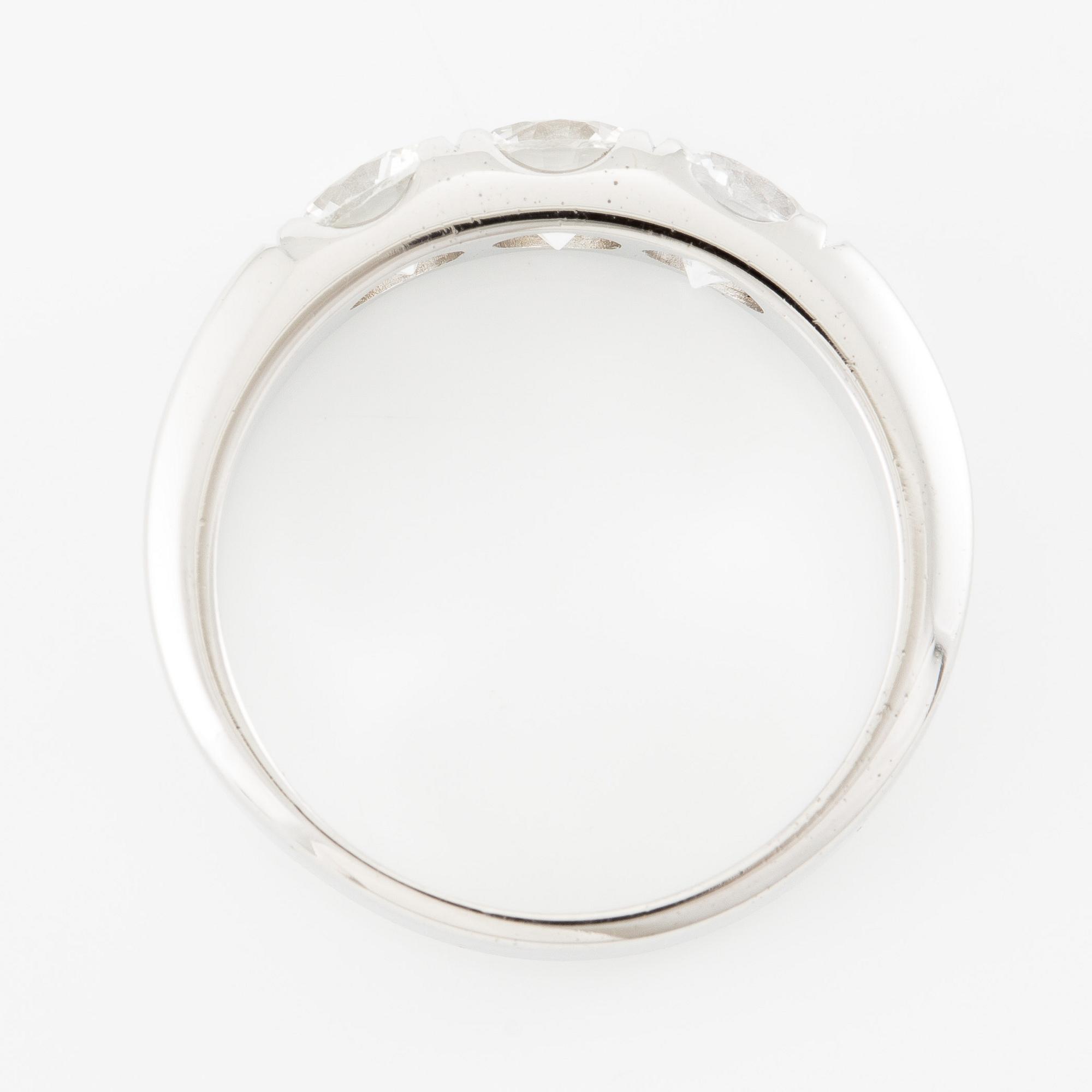 Ring 14K vitguld med tre vita safirer.