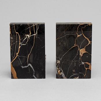 BOKSTÖD, ett par, patinerad metall och marmor, art déco, 1930-tal.