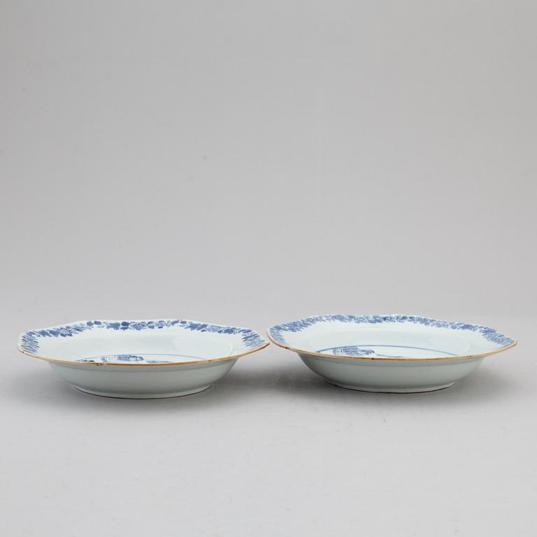DJUPA TALLRIKAR, ett par, kompaniporslin. Qingdynastin, Qianlong (1736-95).