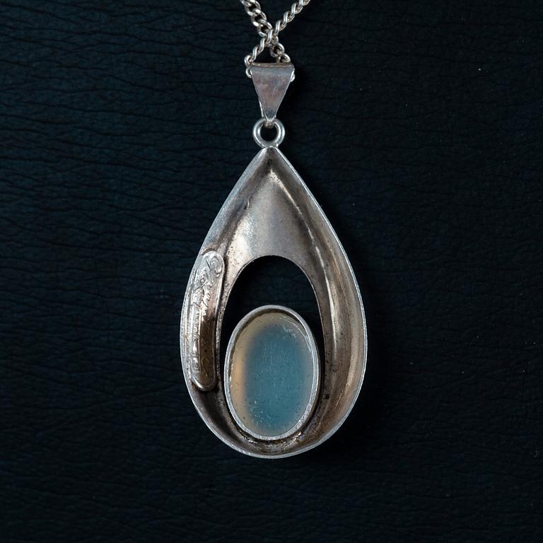 ARMRING, HÄNGEN 2 st, silver, månsten, ametist och emalj. E. Granit och A. Tillander.