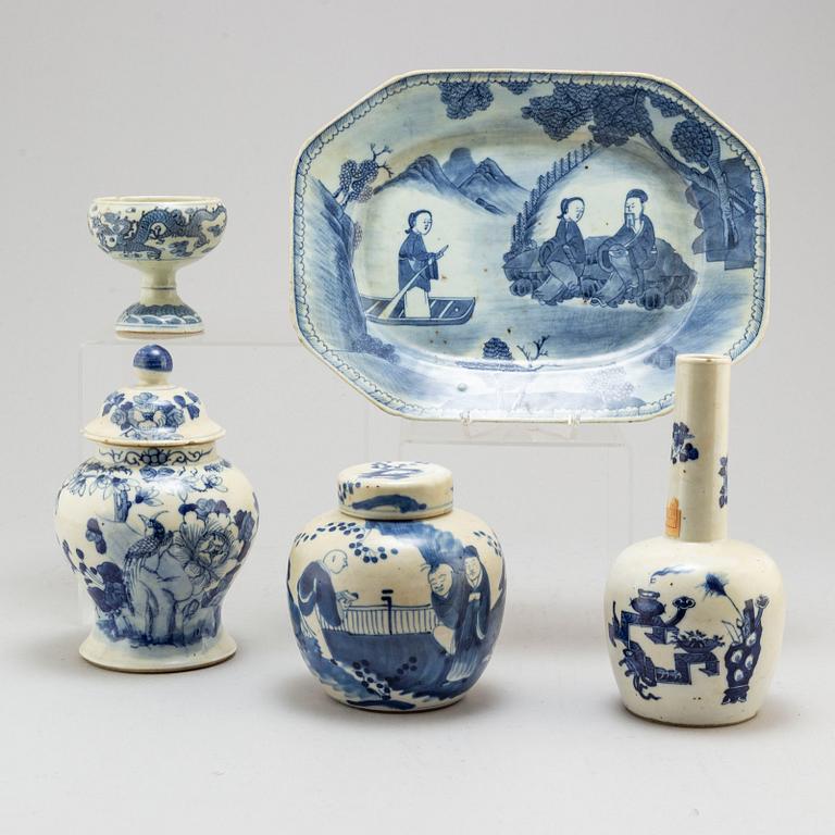 Five Chinese blue and white porcelain objects, 20th century.