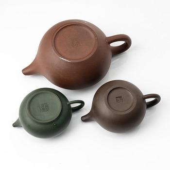 A group of three Chinese yixing teapots, 1970/80s.