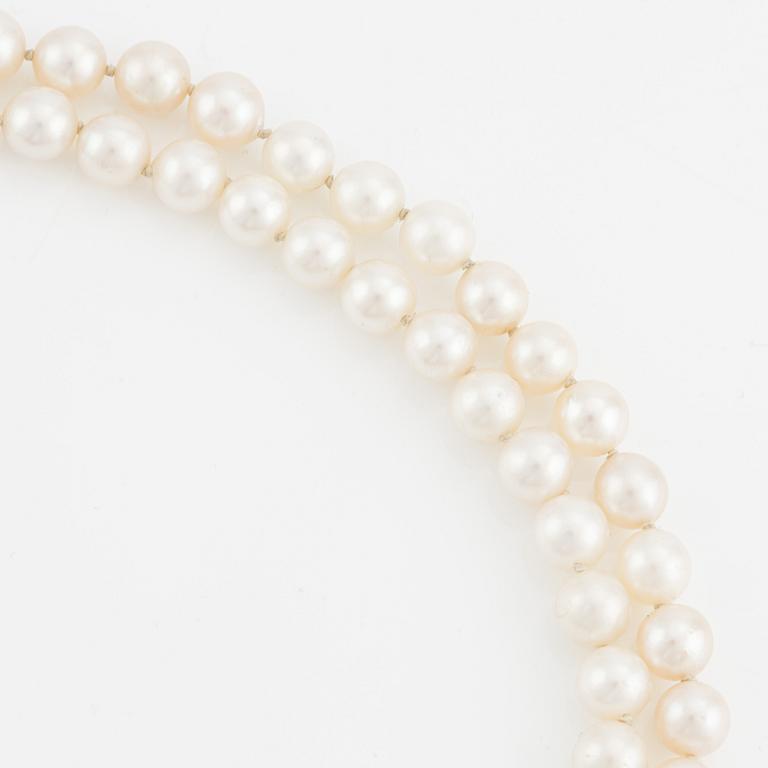 Pearl necklace, double-stranded with cultured pearls, clasp in 18K gold and silver with cabochon-cut emerald and rose-cut diamonds.